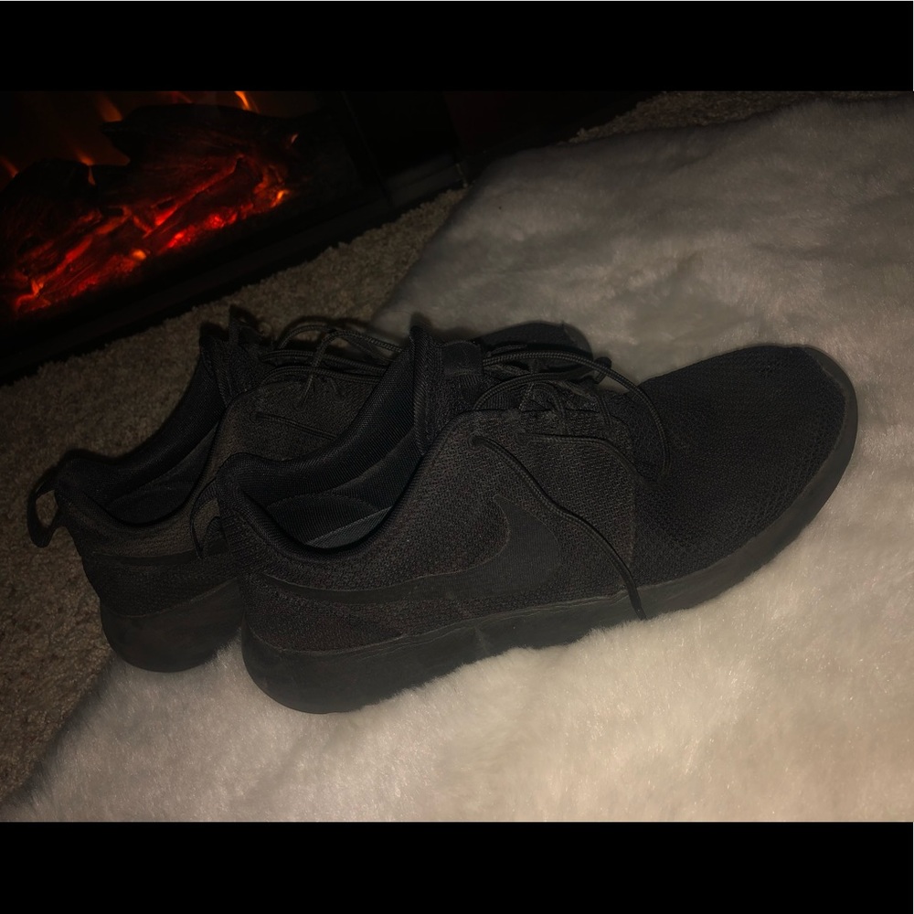 Nike Roshe all black